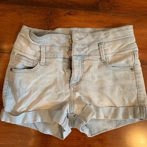 Cute high wasted jean shorts! SUPER FLATTERING!